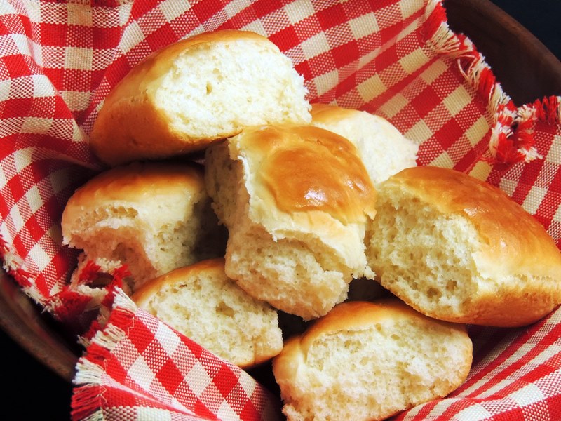 This Quick and Easy Dinner Rolls recipe will have hot fluffy rolls on the table for dinner in no time flat! #bread #rolls #easy #baking #thanksgiving #christmas #easter #recipe | bobbiskozykitchen.com