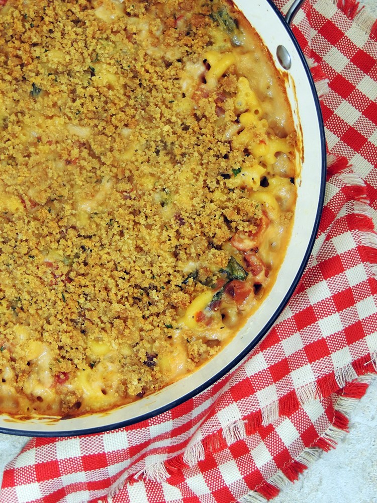 This BLT Mac and Cheese recipe combines two of my favorite dishes into one delicious, rich and cheesy meal! #pasta #BLT #Macandcheese #cheese #easy #recipe | bobbiskozykitchen.com