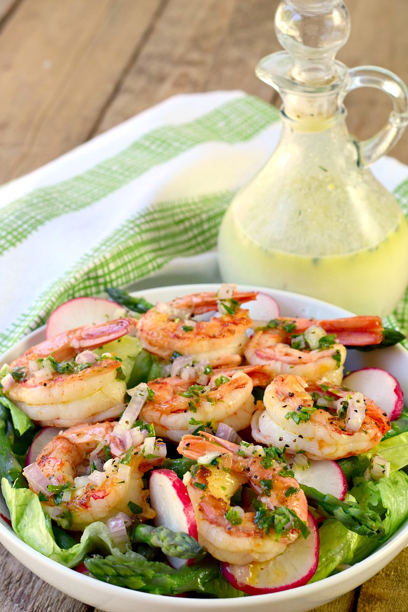 This Creamy Low-Carb Lemon Vinaigrette recipe is so delicious and full of flavor and fits into your keto or low carb lifestyle perfectly! #salad #dressing #easy #recipe #lowcarb #keto | bobbiskozykitchen.com