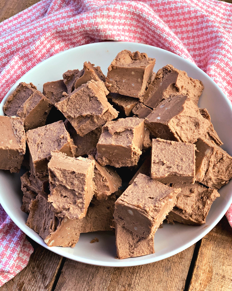 A super easy keto fudge recipe with the chocolate and nut flavors you crave. The perfect low carb treat all whipped up in just a few minutes! #keto #lowcarb #sugarfree #fudge #chocolate #macadamia #nut #dessert #recipe | bobbiskozykitchen.com