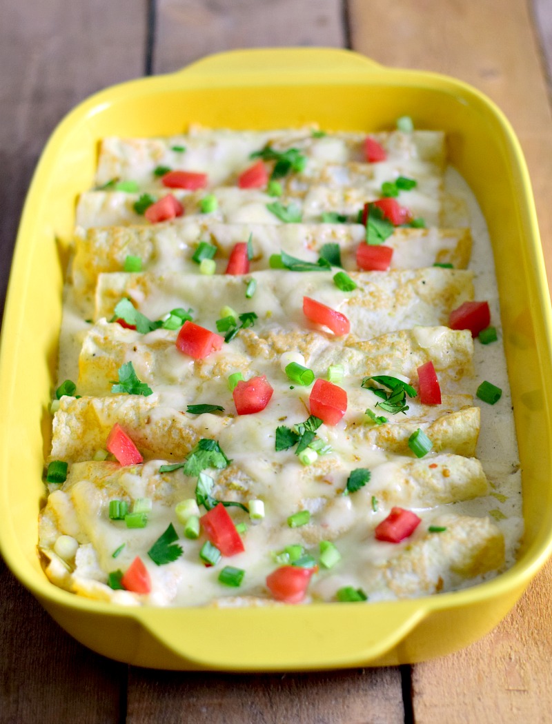 This Creamy Keto Green Chile Chicken Enchilada recipe has only 5 ingredients! They are delicious, super low-carb, and so easy to make. #keto #mexican #chicken #enchilada #easy #recipe | bobbiskozykitchen.com